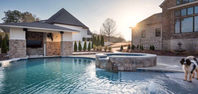 Outdoor Luxury Swimming Pool with Spa